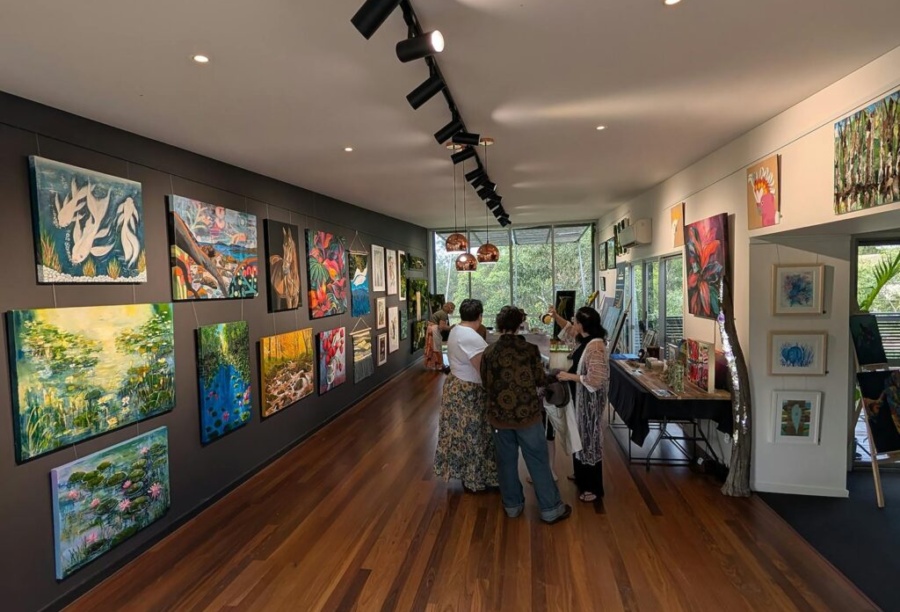 People Visiting An Art Gallery Portrait 100 1024x768